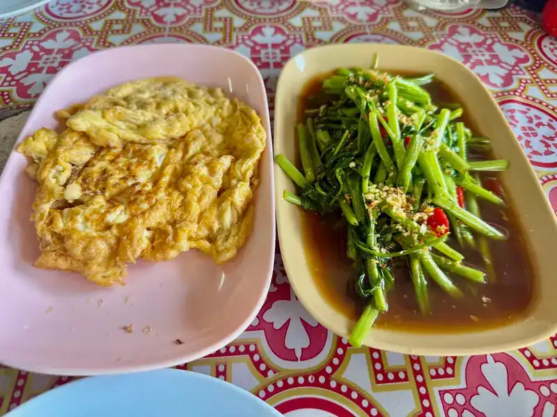 Omelette and stir-fried morning glory with chilli and garlic