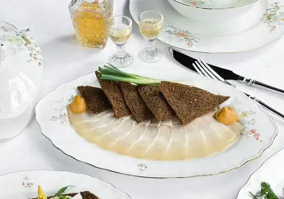 Salo with rye bread / ซาโลกับขนมปังไรย์