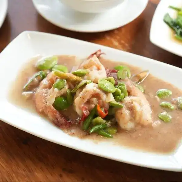 สะตอผัดกะปิกุ้ง: prawns stir-fried with green sataw beans