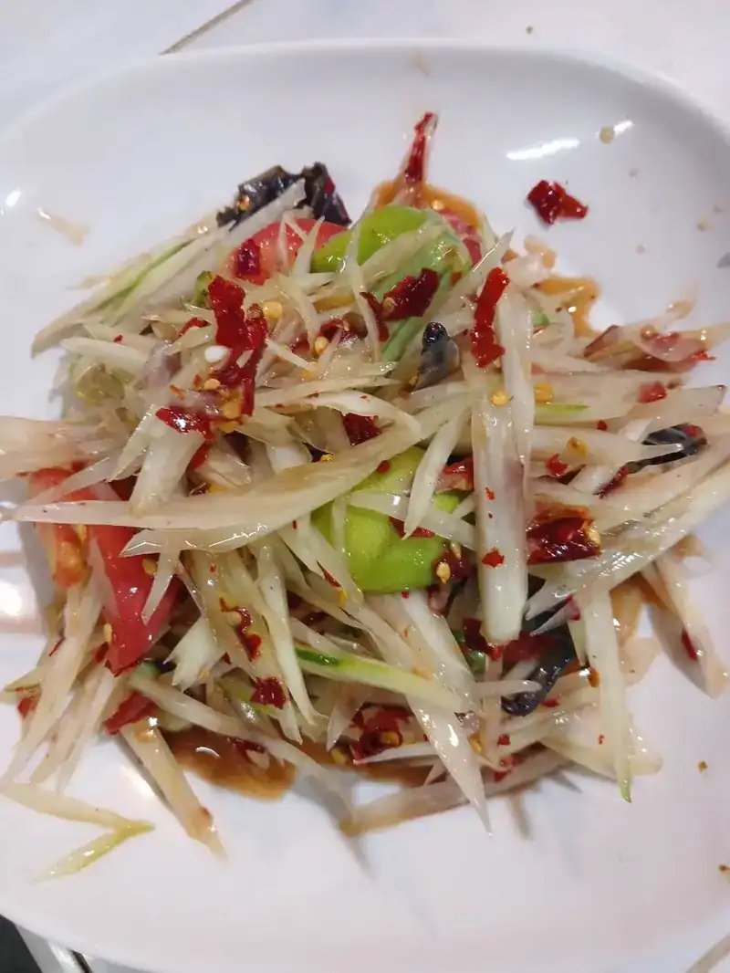 Green papaya som tam with dried chilli and tomato