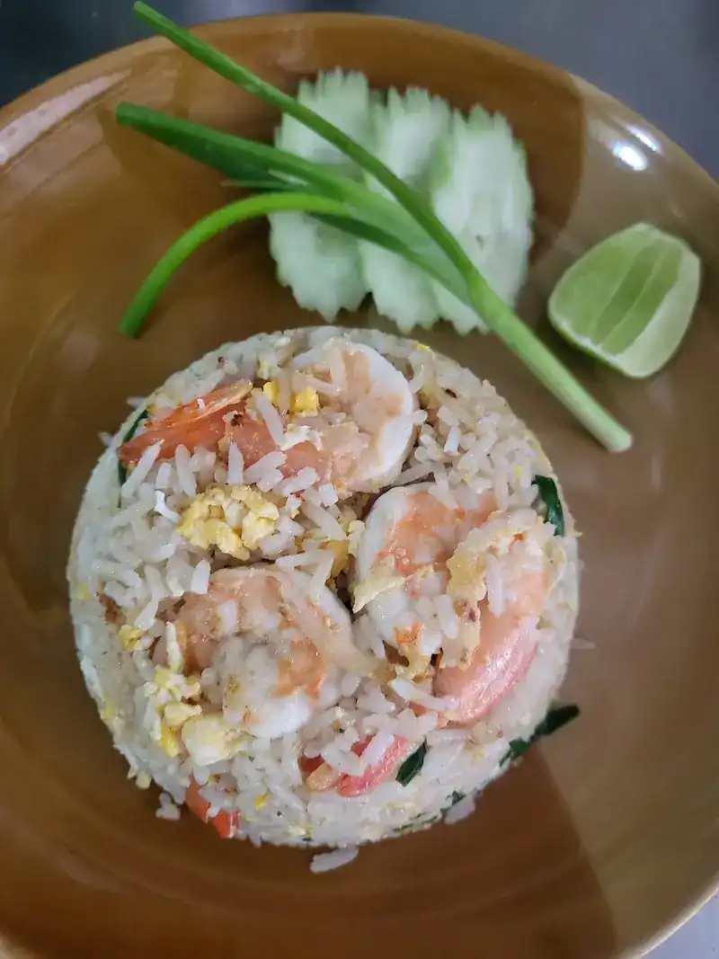 Fried rice with prawns, cucumber, spring onion and lime