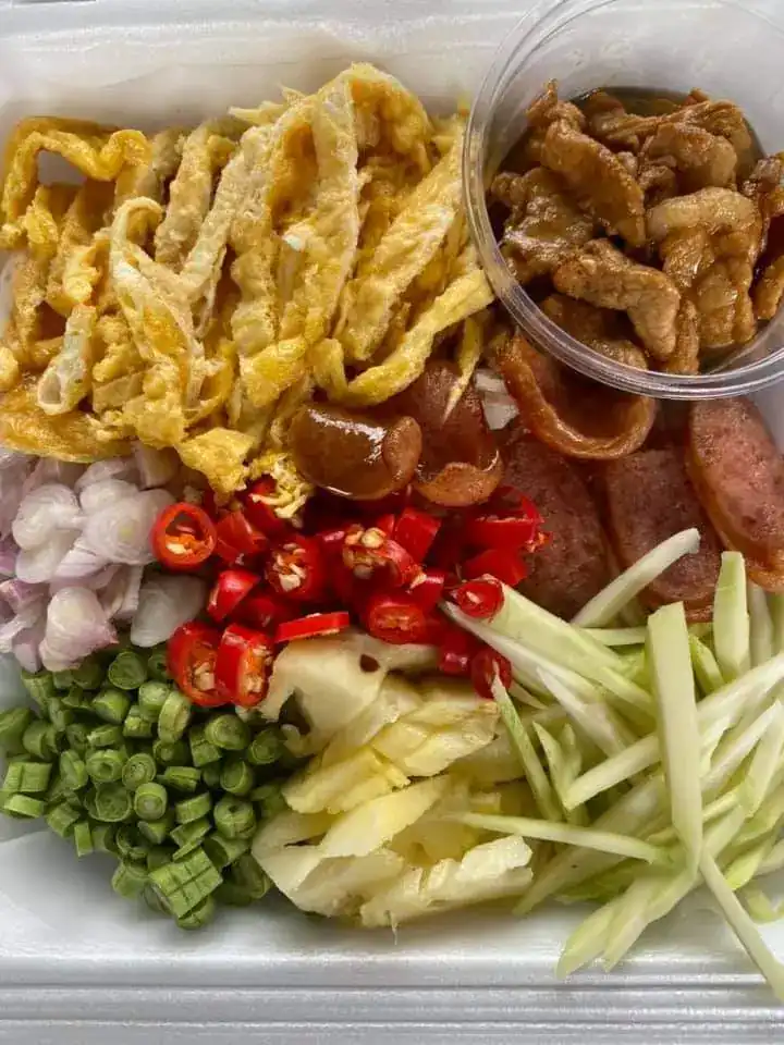 A box of shredded omelette, pork, sliced sausage, shallots, chilli, long beans and green mango — ไข่ฝอย หมู กุนเชียง หอมแดง พริก ถั่วฝักยาว และมะม่วงดิบในกล่อง