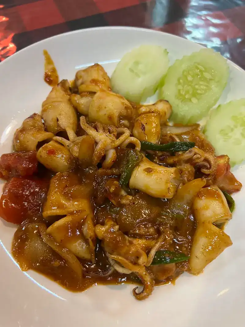 Squid stir-fried in a dark sauce, with cucumber / หมึกผัดซอสสีเข้ม กับแตงกวา