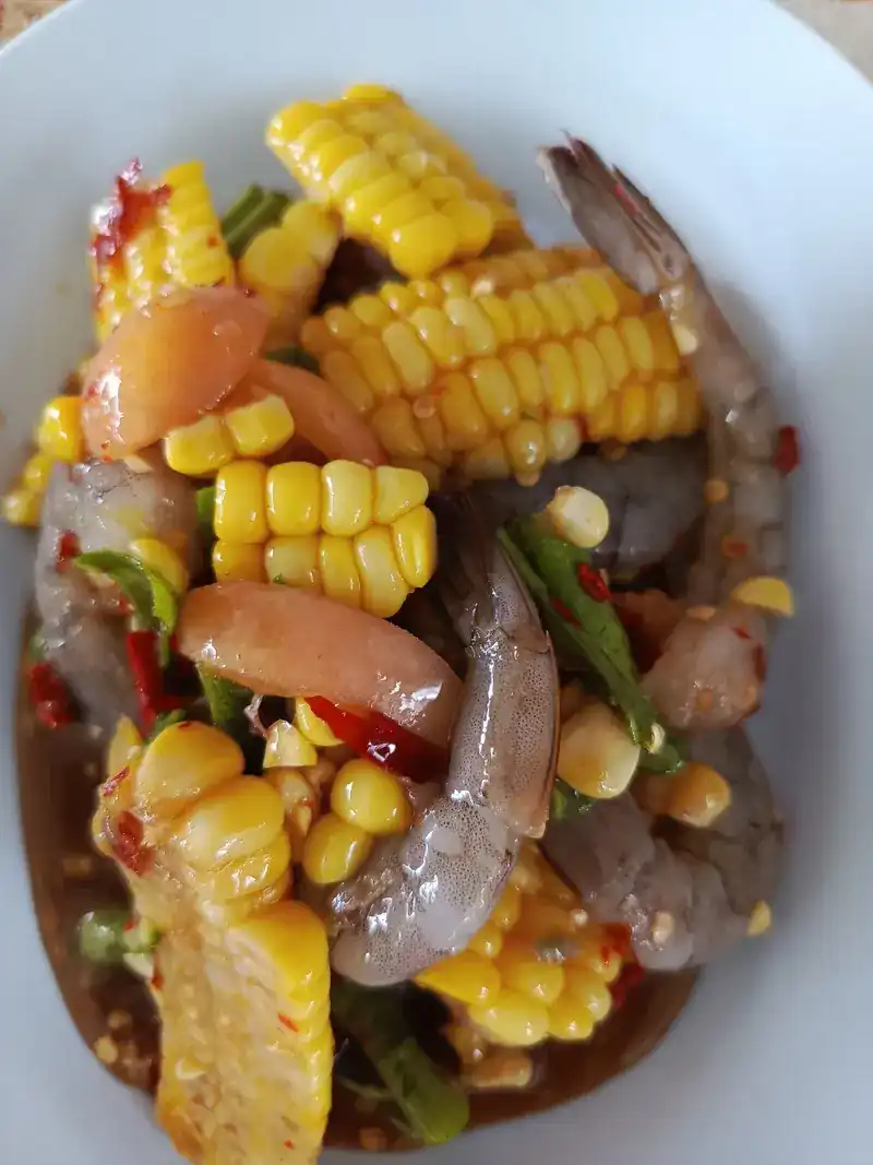 Corn salad with prawns