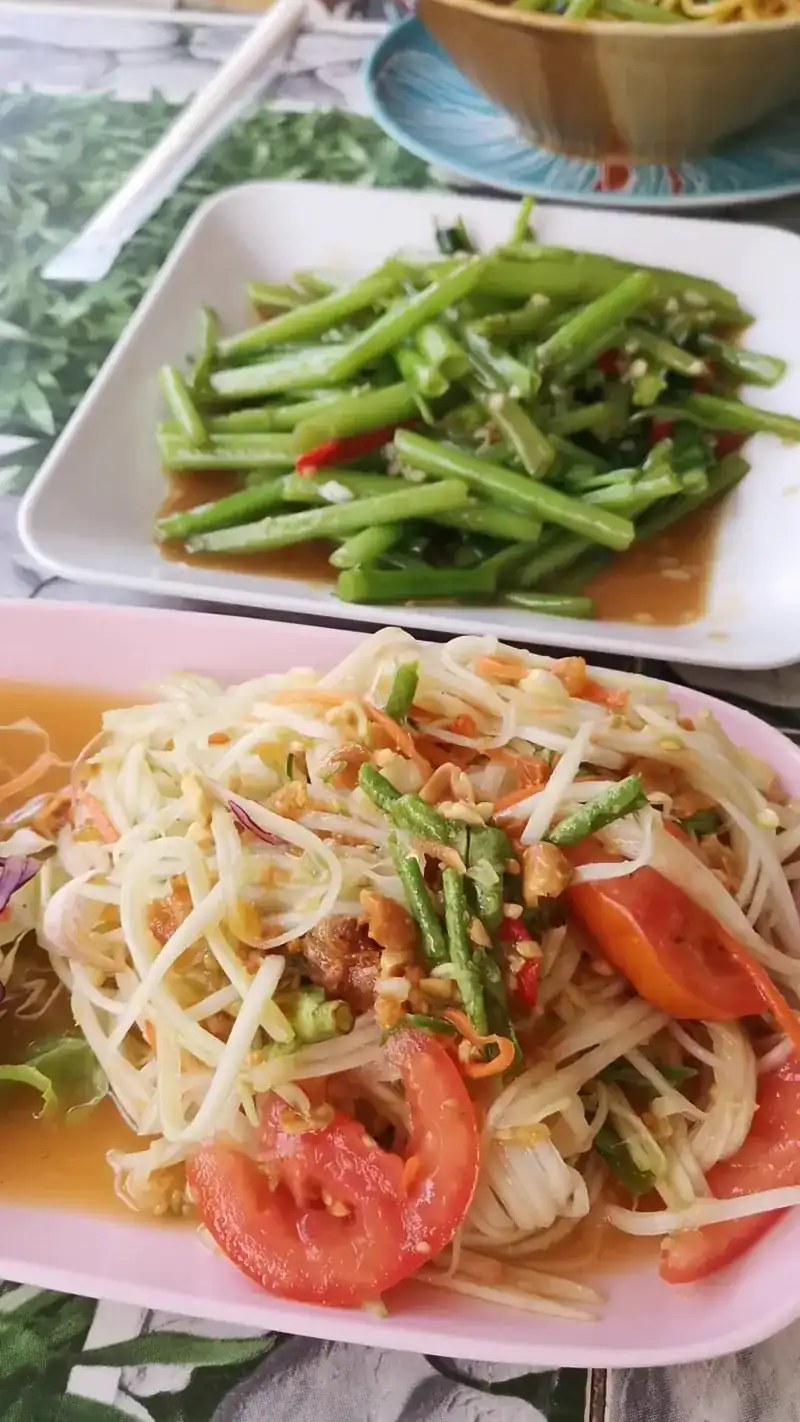 Green papaya salad with tomato, and stir-fried green beans