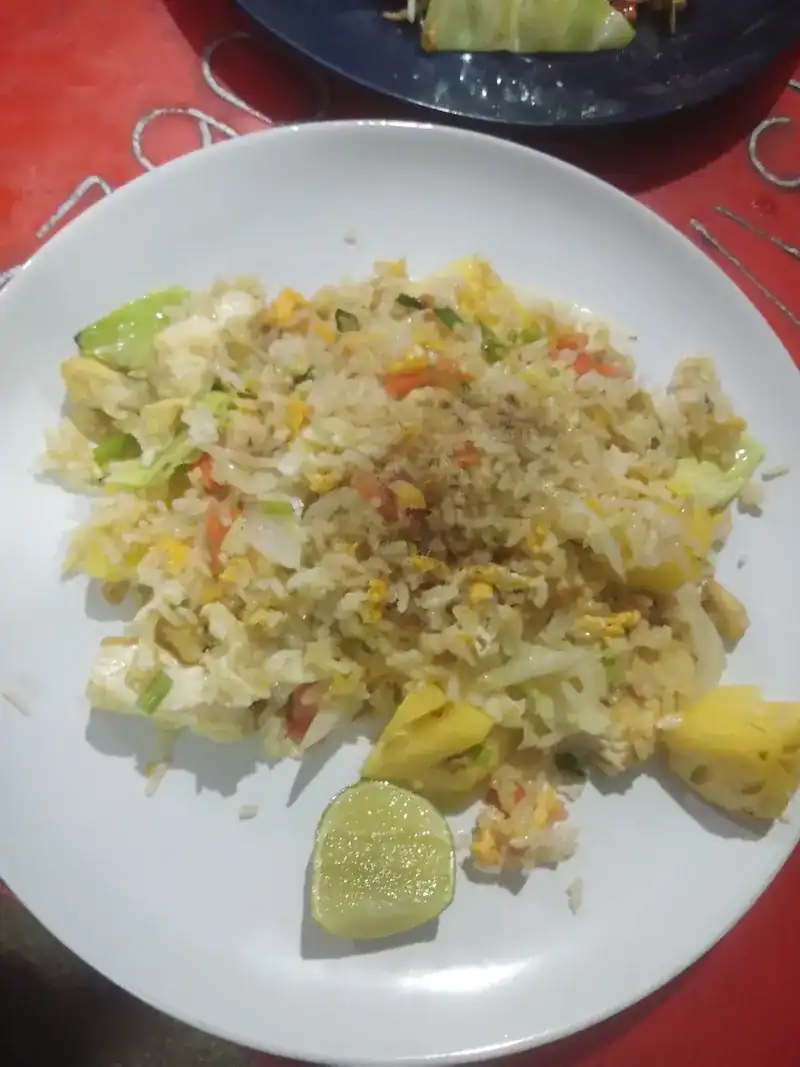 Fried rice with pineapple and a wedge of lime / ข้าวผัดกับสับปะรดและมะนาว