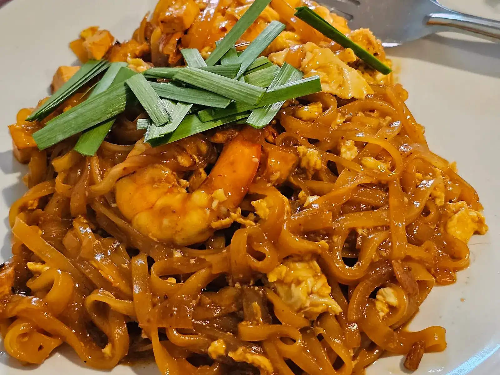 Pad thai with shrimp, egg, tofu and fresh garlic chives