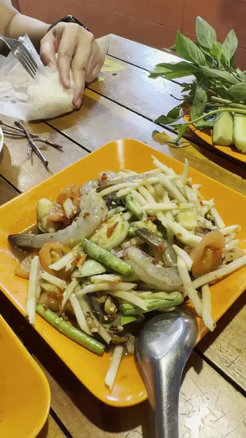 Papaya salad with prawns, long beans and tomato / ส้มตำกุ้งสด ถั่วฝักยาว และมะเขือเทศ