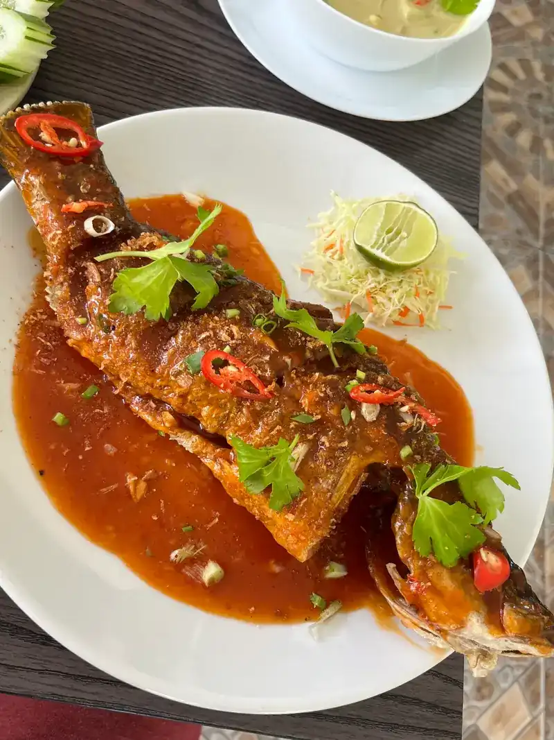 Whole fried fish in red chilli sauce with lime / ปลาทอดทั้งตัวราดซอสพริก เสิร์ฟกับมะนาว