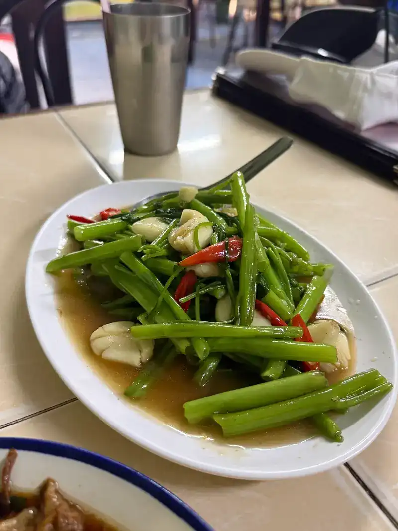 Stir-fried morning glory with red chilli