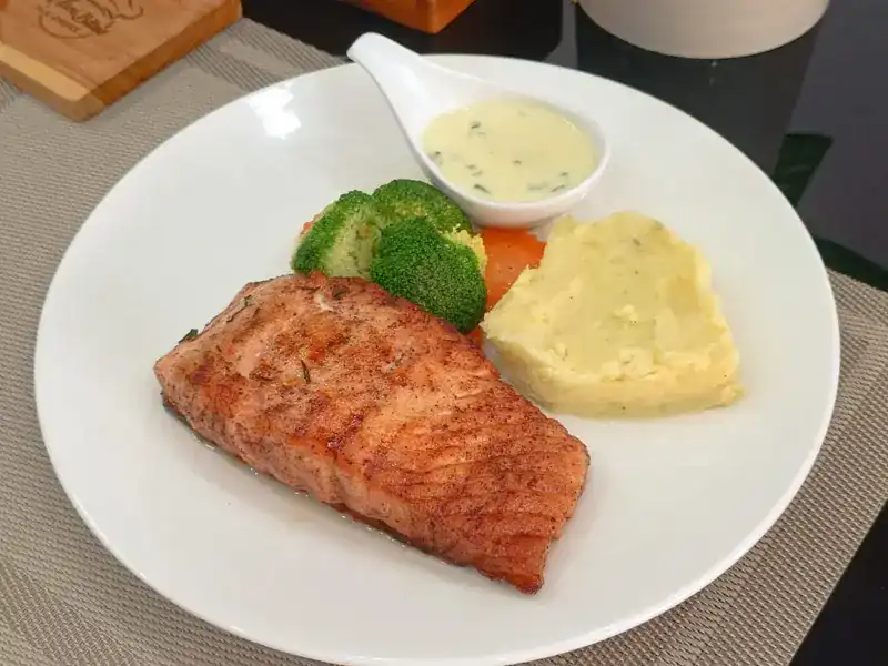 Grilled salmon with mashed potato, broccoli and a creamy sauce / แซลมอนย่าง มันบด บรอกโคลี และซอสครีม