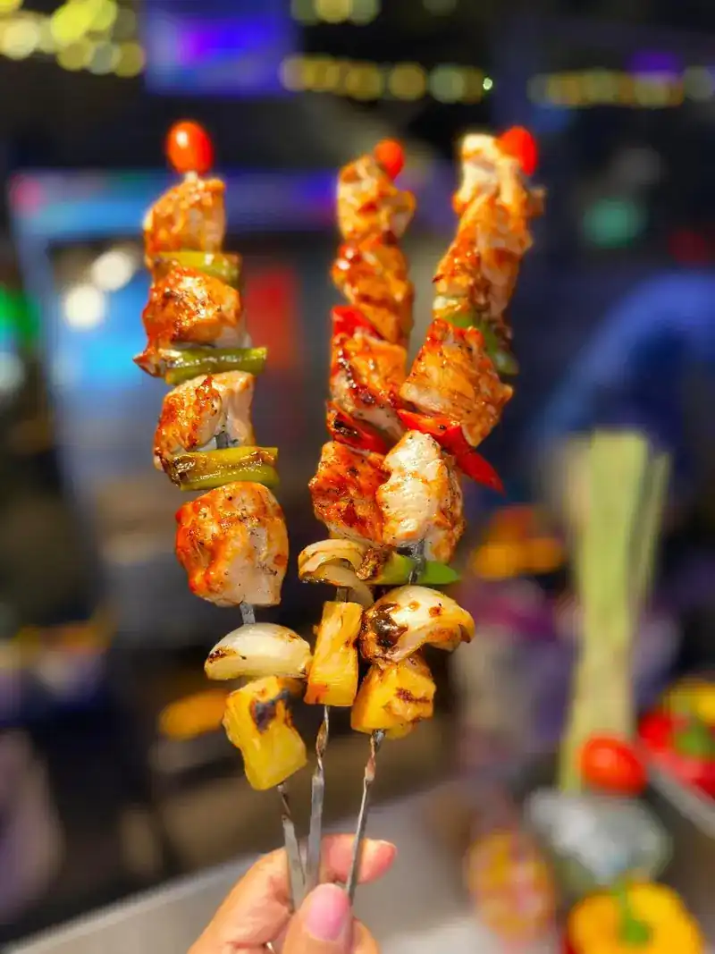 Grilled skewers with peppers, mushrooms and pineapple / เนื้อเสียบไม้ย่างกับพริกหวาน เห็ด และสับปะรด