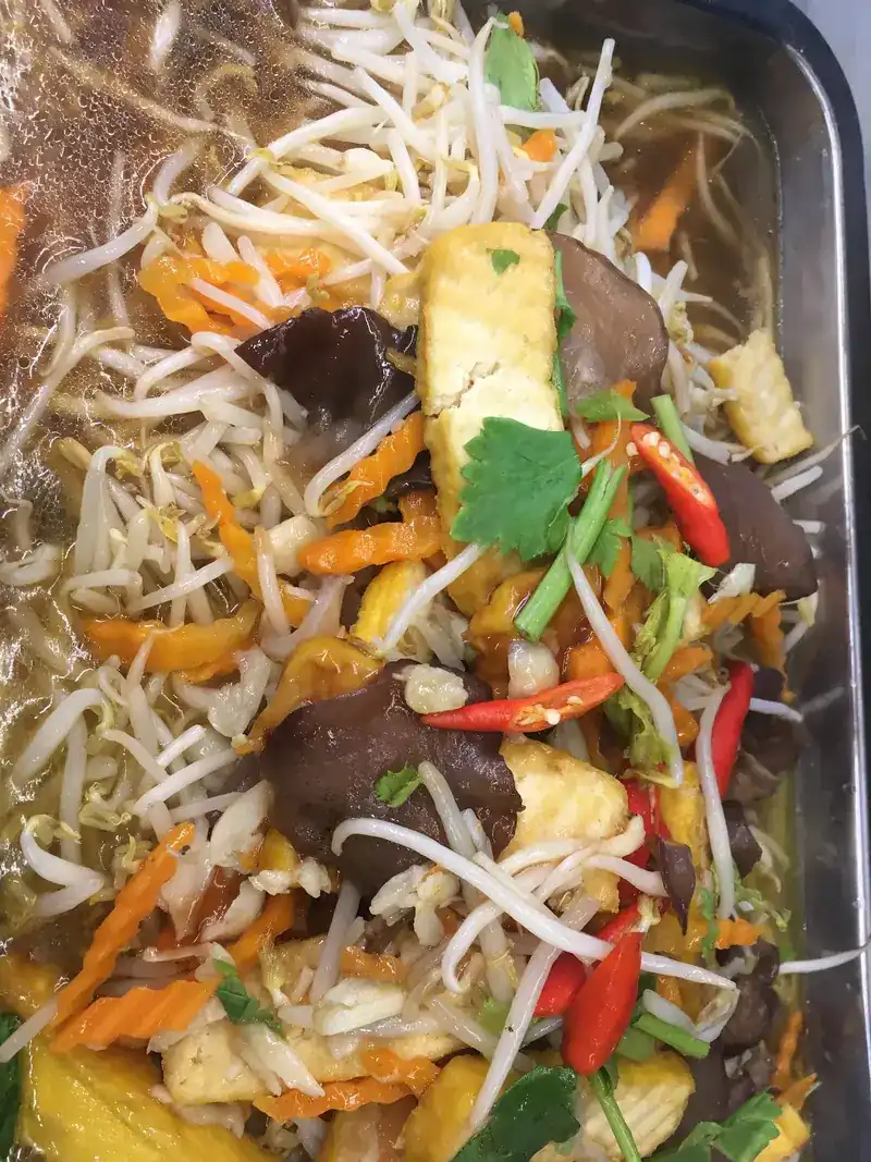 Stir-fried bean sprouts with tofu, mushrooms and chillies