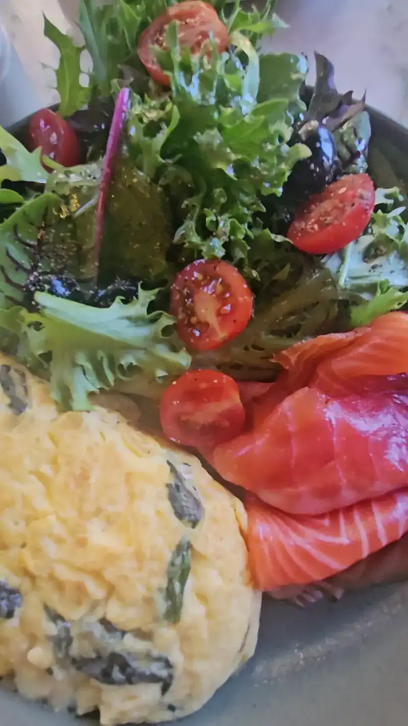 Eggs with spinach, smoked salmon and a salad with cherry tomatoes