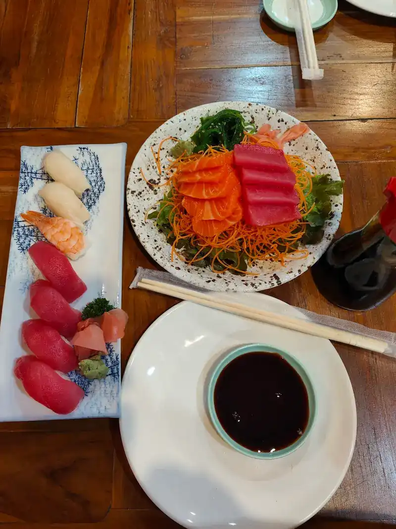 Sashimi and nigiri with soy sauce / ซาชิมิและซูชิหน้าต่าง ๆ กับโชยุ