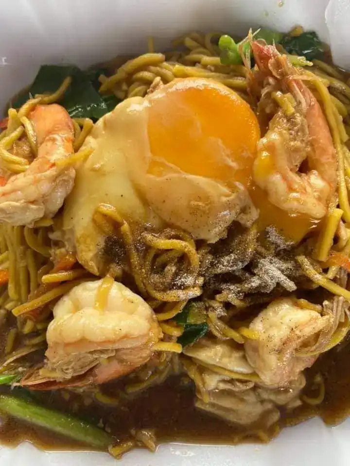 Yellow noodles with prawns, greens and a soft egg in a dark sauce — หมี่เหลืองกับกุ้ง ผัก และไข่ ในน้ำซอสสีเข้ม