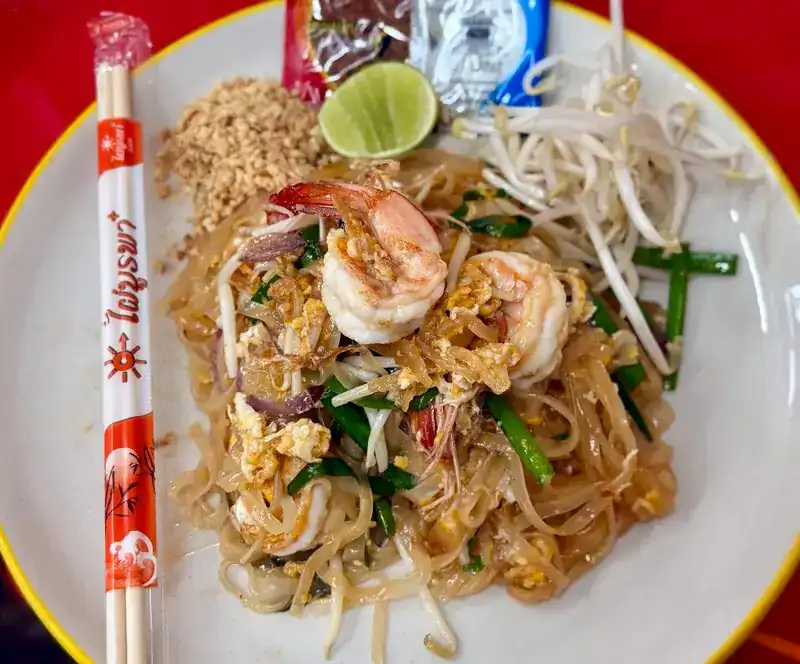 Pad thai with prawns, bean sprouts, crushed peanuts and lime