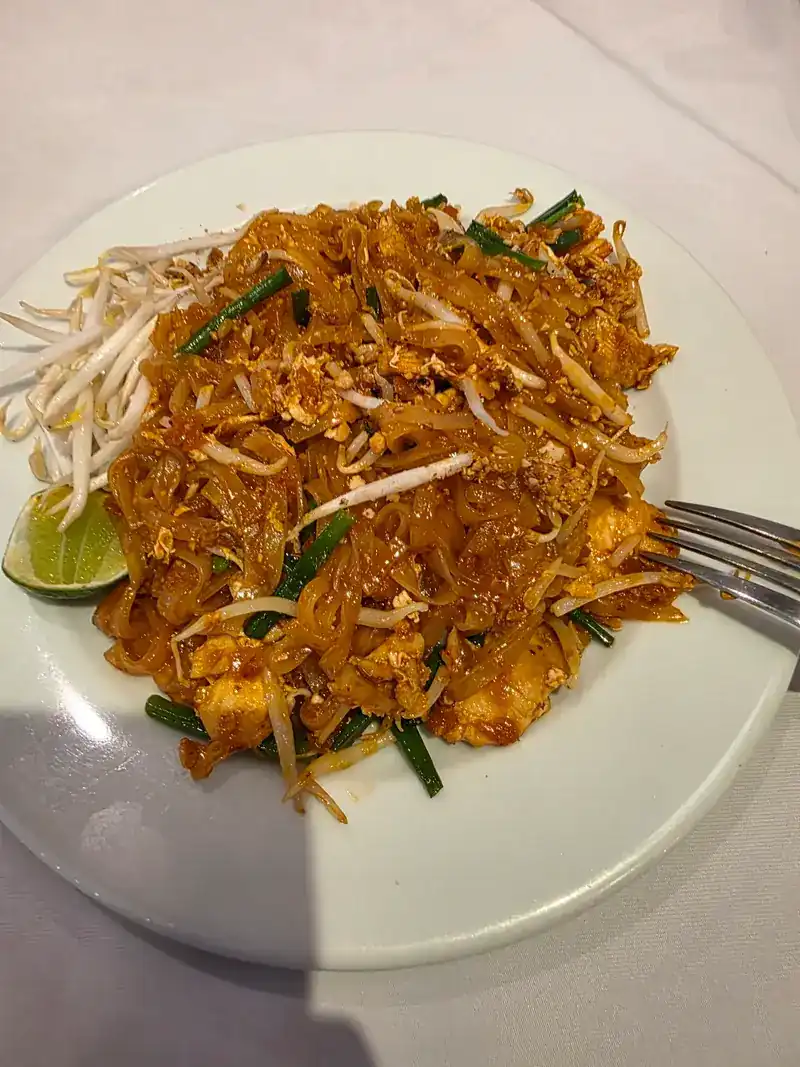 Pad thai with bean sprouts, chives and a wedge of lime
