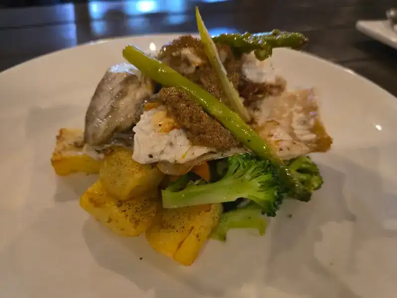 Fish fillet with asparagus, broccoli and roasted vegetables