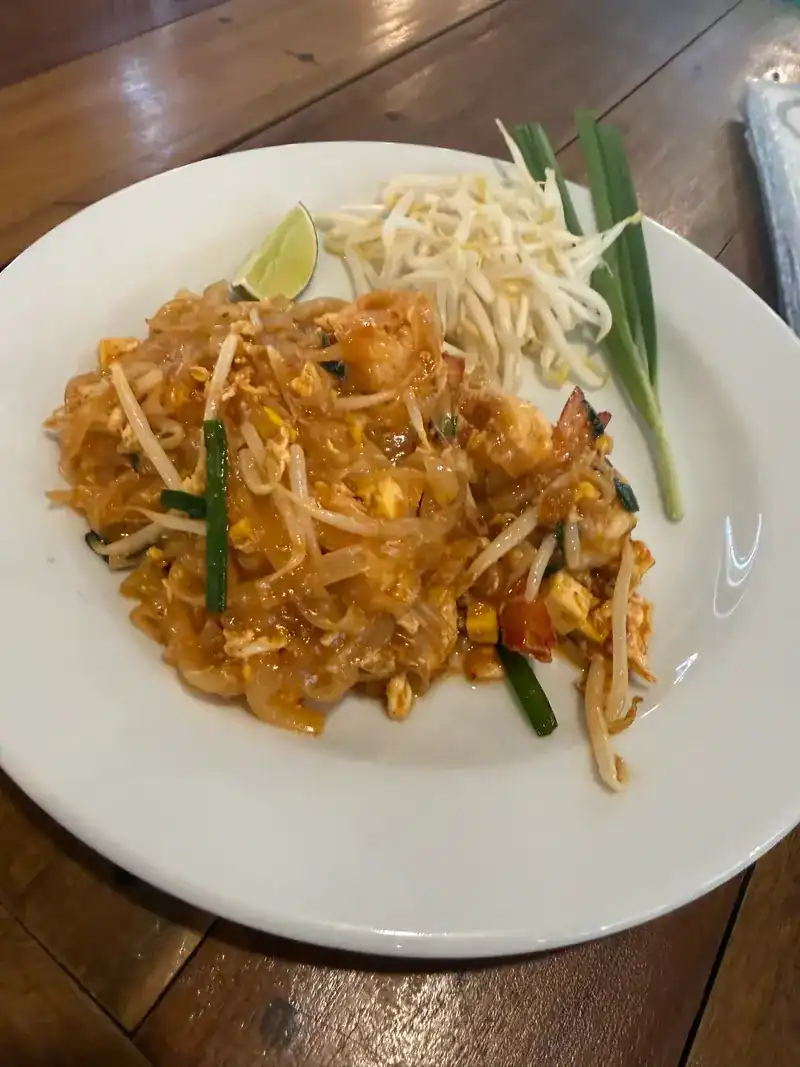 A plate of pad thai with bean sprouts, chives and lime / ผัดไทยกับถั่วงอก กุยช่าย และมะนาว