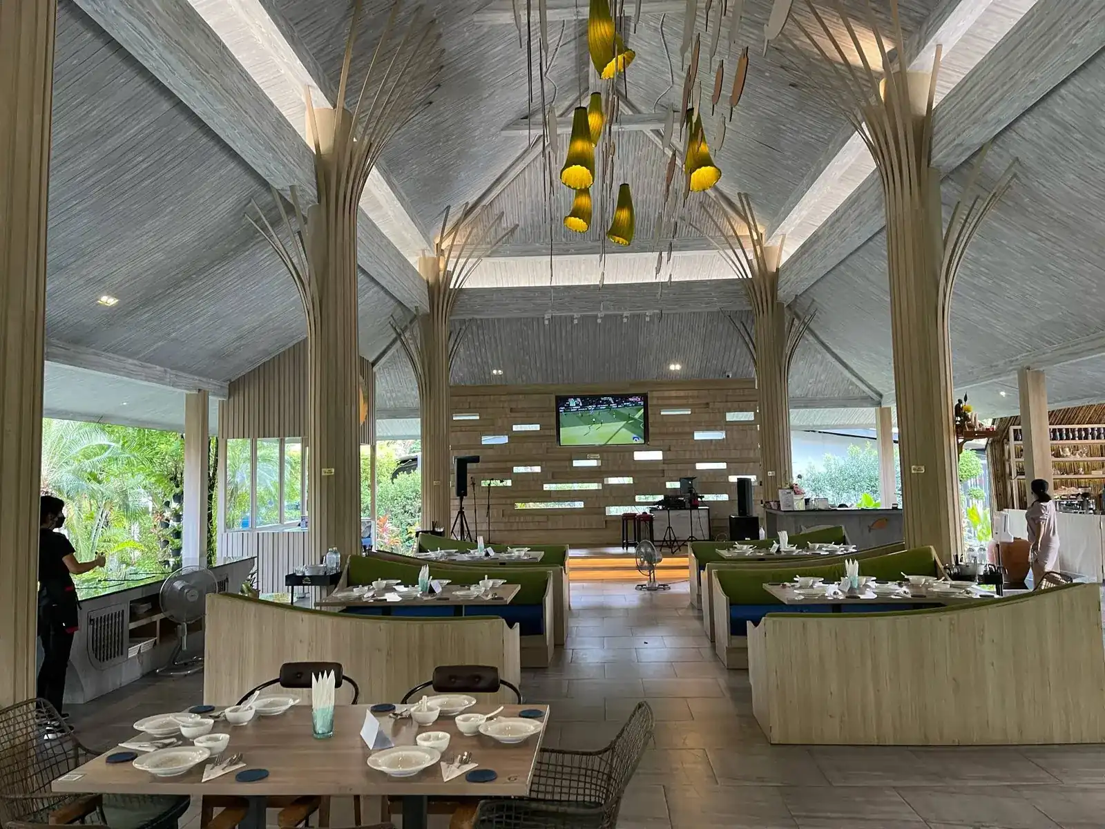 The dining hall at Maimorn Forest, with columns shaped like trees and laid tables