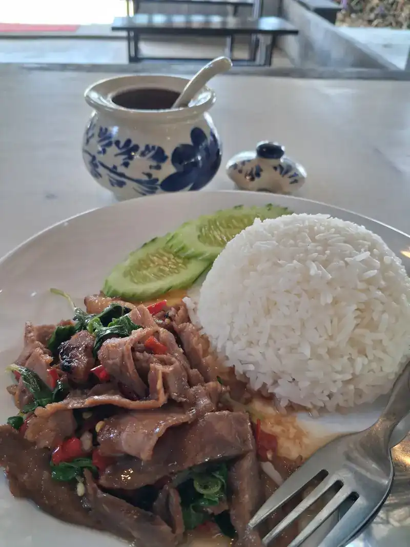 Stir-fried beef with chilli, served with rice and cucumber