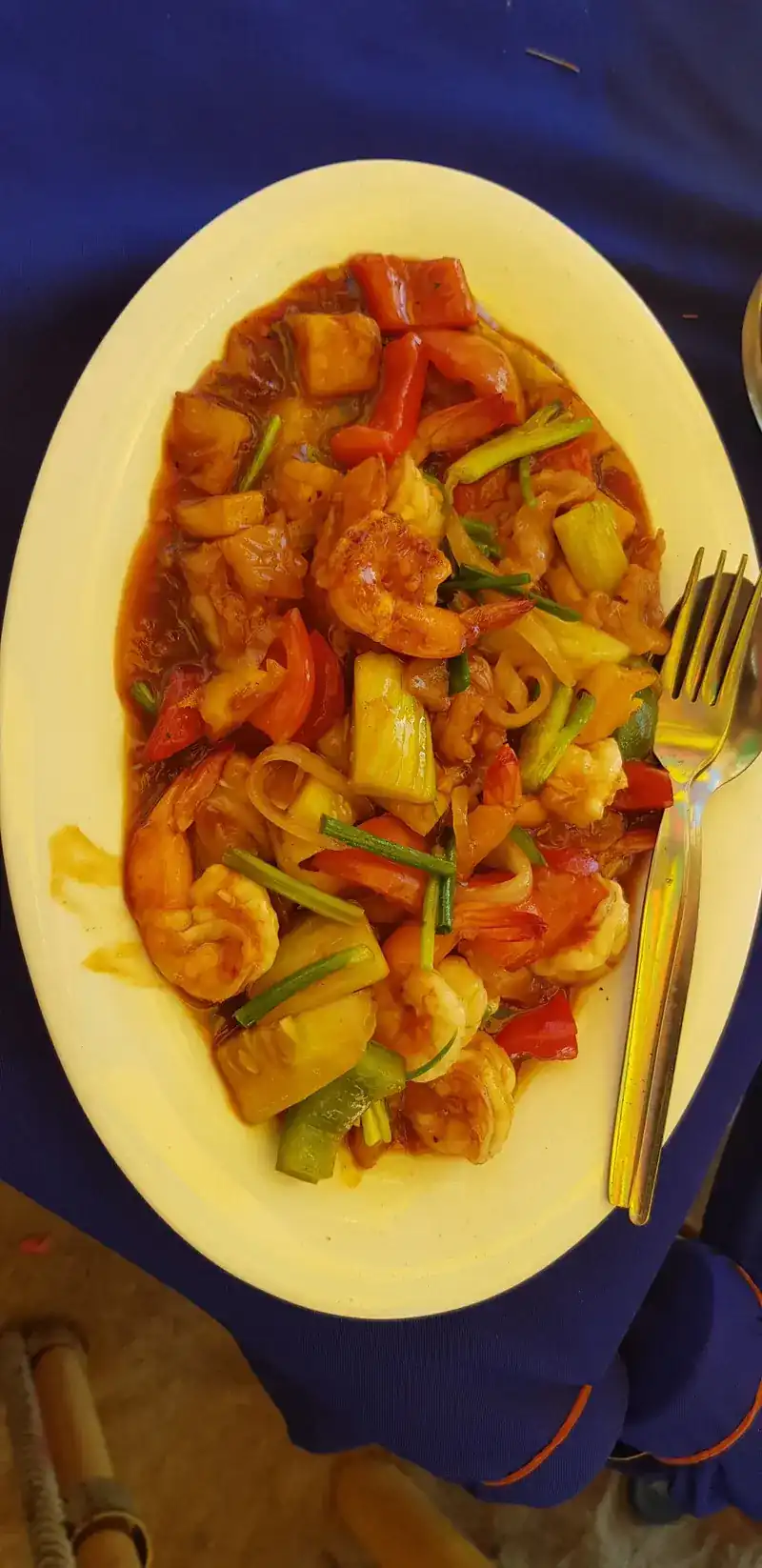 Stir-fried prawns with pineapple, peppers and spring onion / กุ้งผัดสับปะรด พริกหวาน และต้นหอม