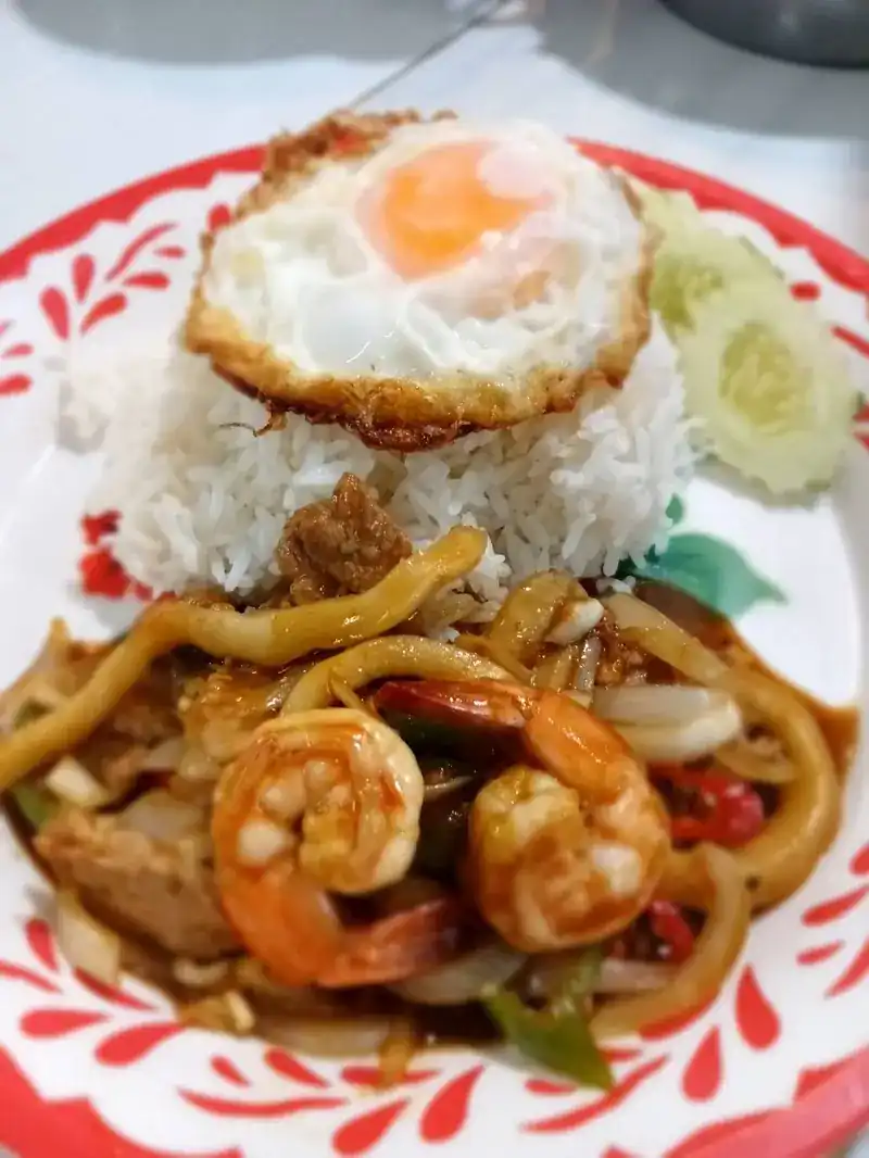 Rice with a fried egg and a stir-fry of shrimp and onion