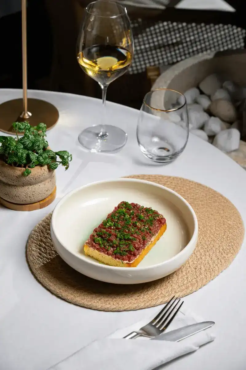 Beef tartar on toasted brioche with chives