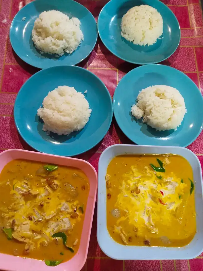 Two coconut curries and four plates of rice on a pink tablecloth / แกงกะทิสองถ้วยกับข้าวสวยสี่จาน บนผ้าปูโต๊ะสีชมพู