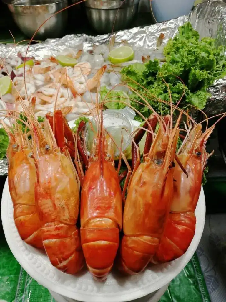Giant prawns, cooked whole / กุ้งตัวโต ปรุงทั้งตัว