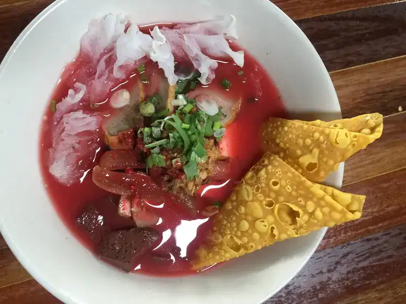 Yen ta fo in pink broth with crisp fried wontons