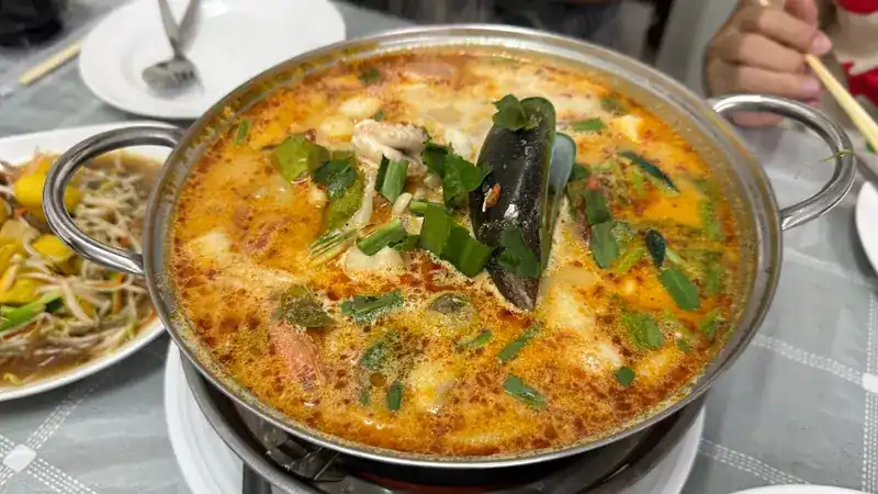 Creamy tom yum with seafood in a hot pot / ต้มยำทะเลน้ำข้นในหม้อไฟ