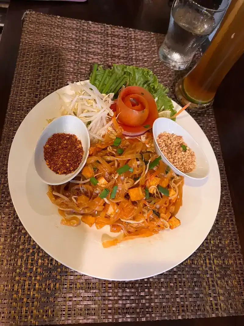 Pad thai with tofu, bean sprouts, chilli flakes and peanuts
