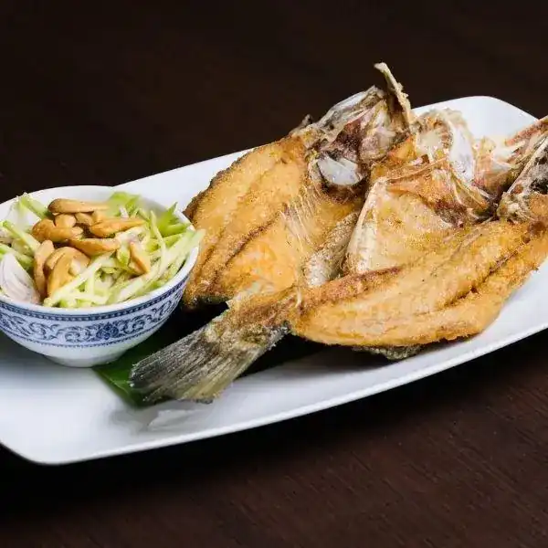 ปลากะพงทอดน้ำปลา: a whole fried sea bass with green mango salad