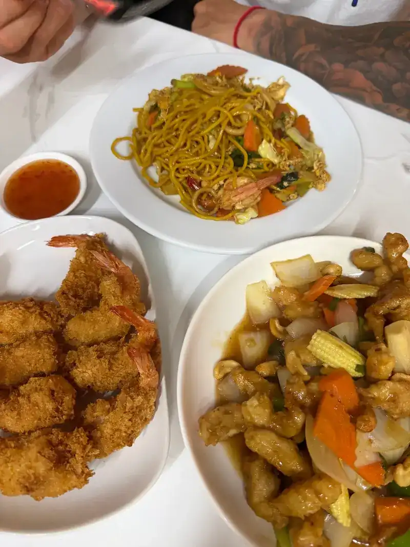 Fried prawns in batter, stir-fried chicken with cashew nuts and fried noodles