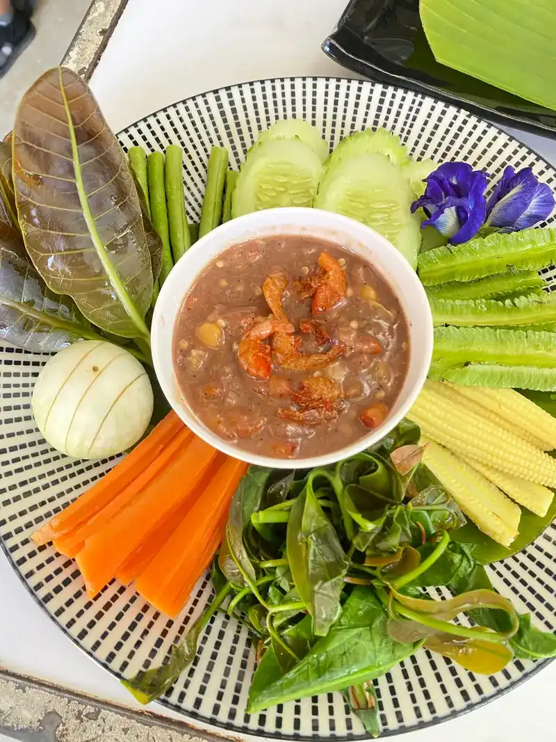 Chilli dip in a bowl, ringed by fresh vegetables / น้ำพริกในถ้วย ล้อมด้วยผักสด