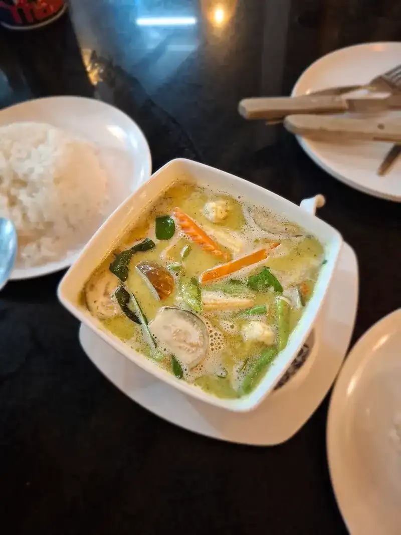 Green curry with vegetables, rice on the side