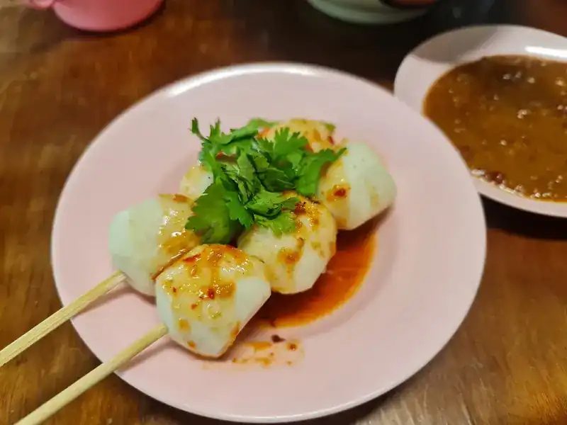 Grilled meatballs on skewers with chilli sauce