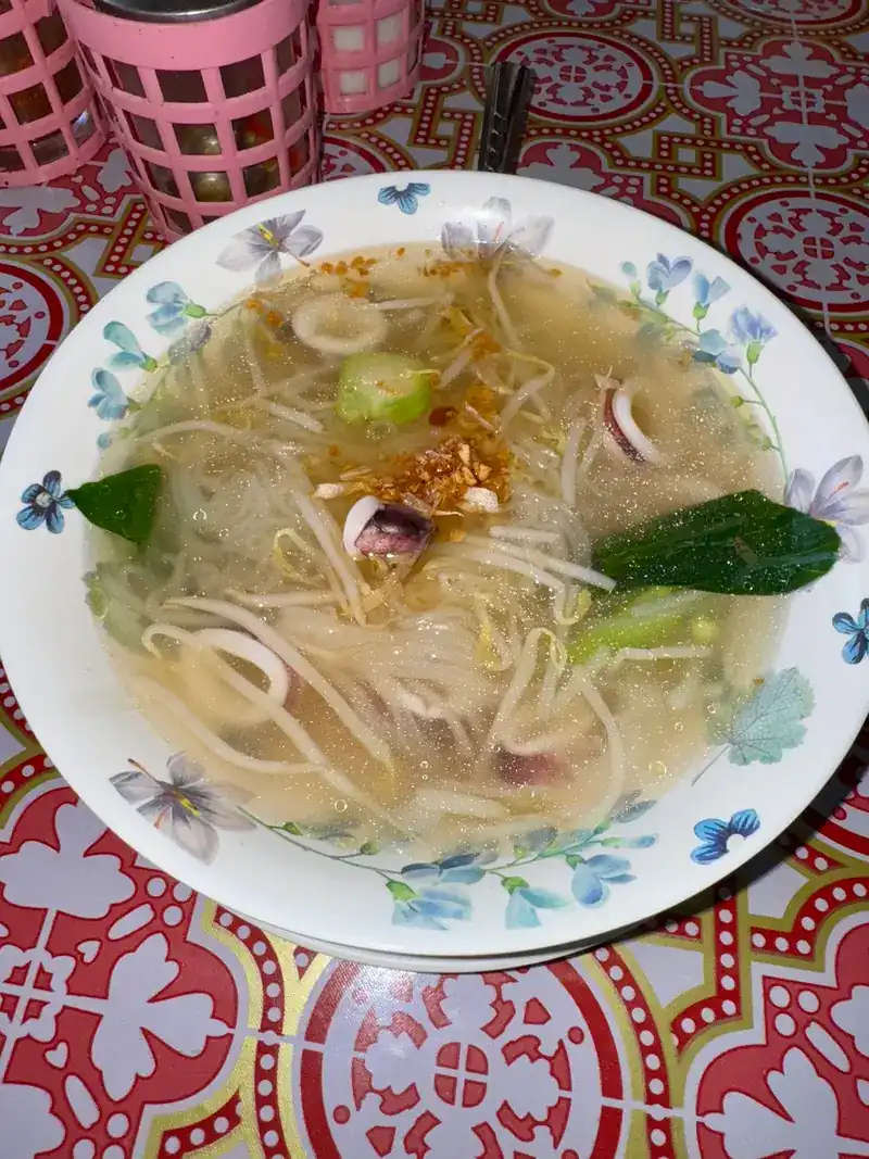 Clear noodle soup with squid, bean sprouts and fried garlic