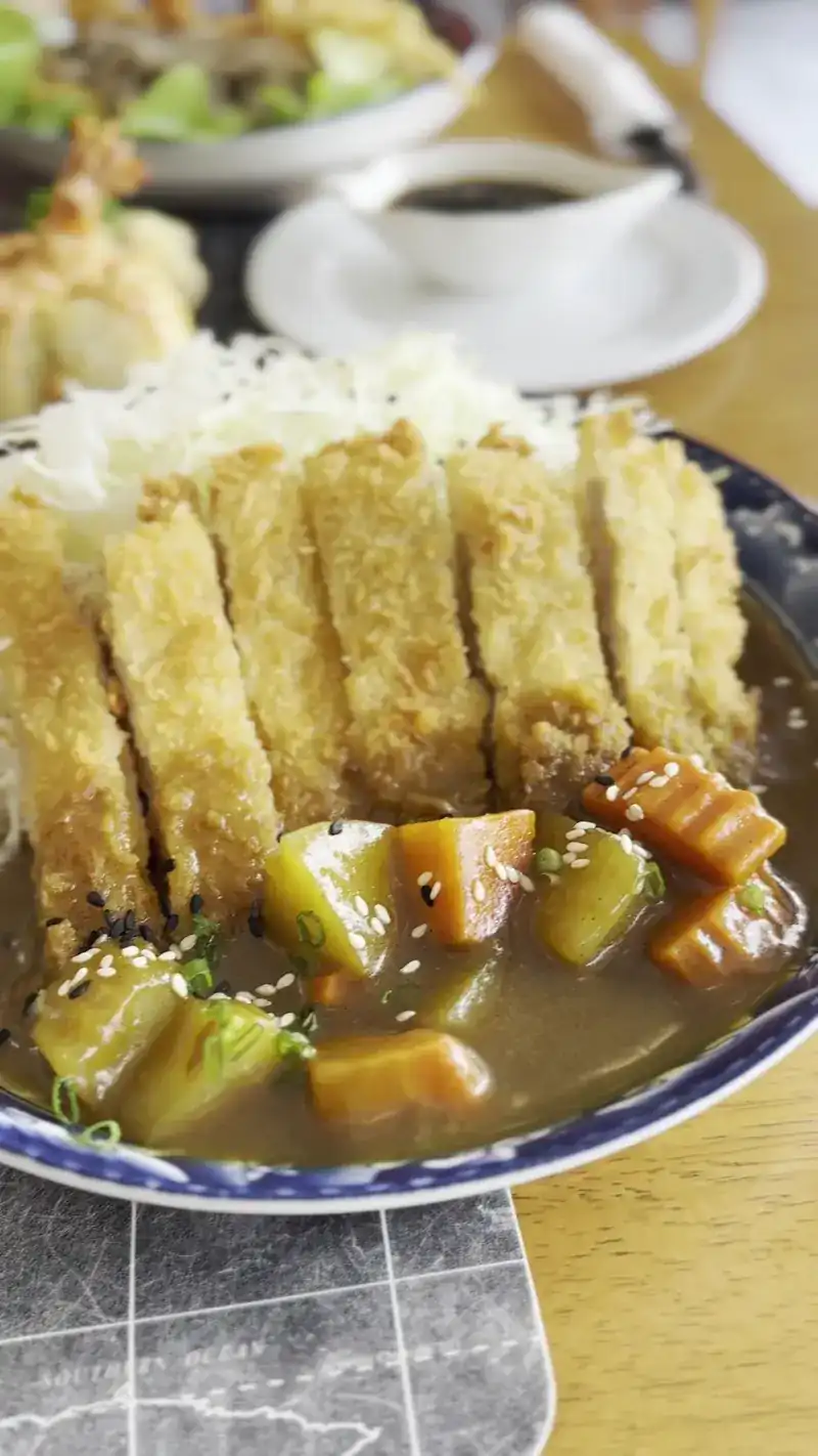 Breaded cutlet with Japanese curry sauce