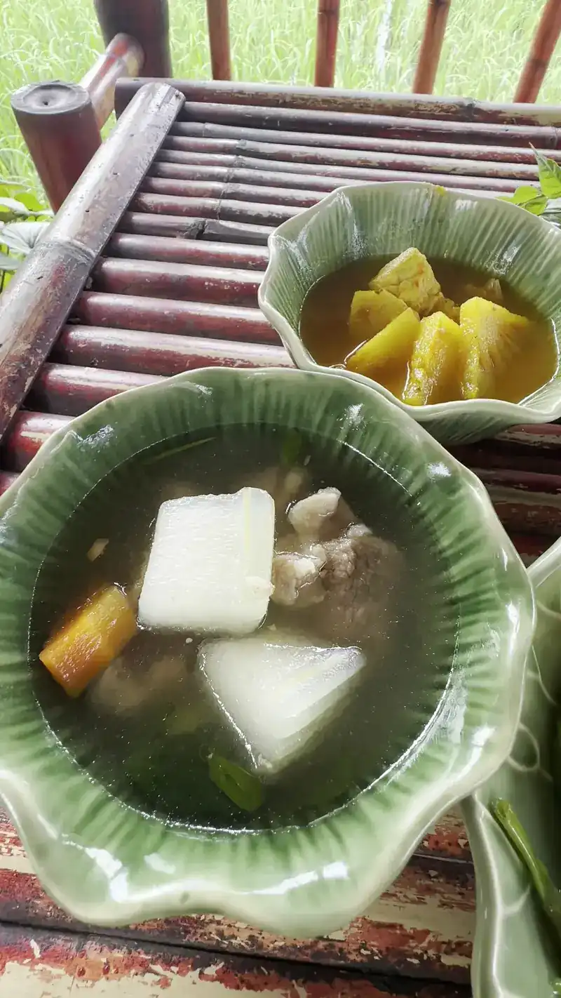 A clear soup and a yellow curry in green leaf-shaped bowls / แกงจืดและแกงสีเหลืองในถ้วยรูปใบไม้สีเขียว