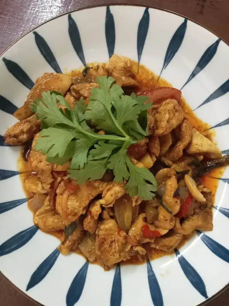 Chicken stir-fried with chilli, topped with coriander / ไก่ผัดพริก โรยผักชี