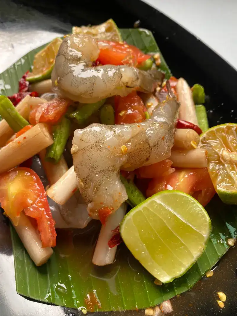 Spicy salad with prawns, tomato and lime / ยำกุ้งรสจัด กับมะเขือเทศและมะนาว