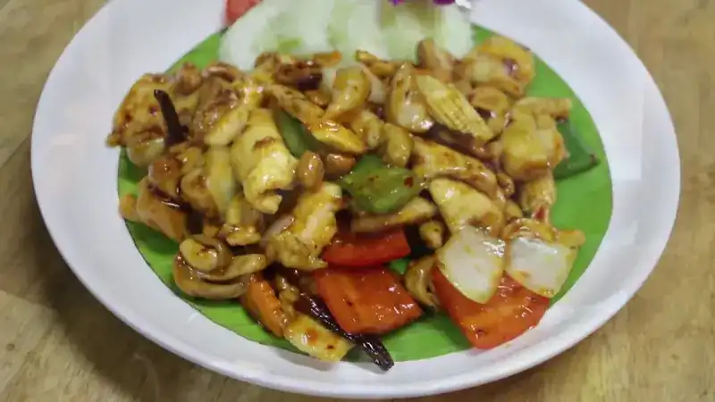 Stir-fried chicken with cashew nuts, onion and red pepper. ไก่ผัดเม็ดมะม่วงหิมพานต์กับหอมใหญ่และพริกหวาน