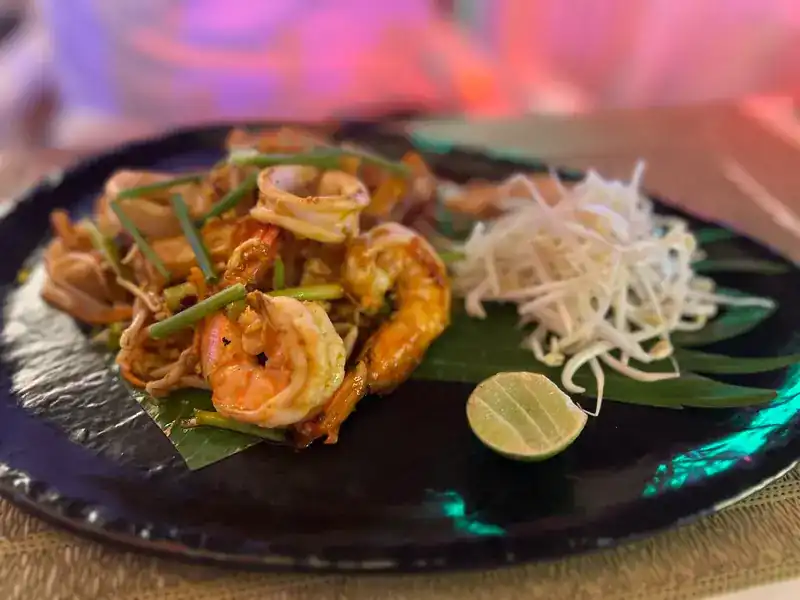 Fried noodles with prawns, bean sprouts and lime