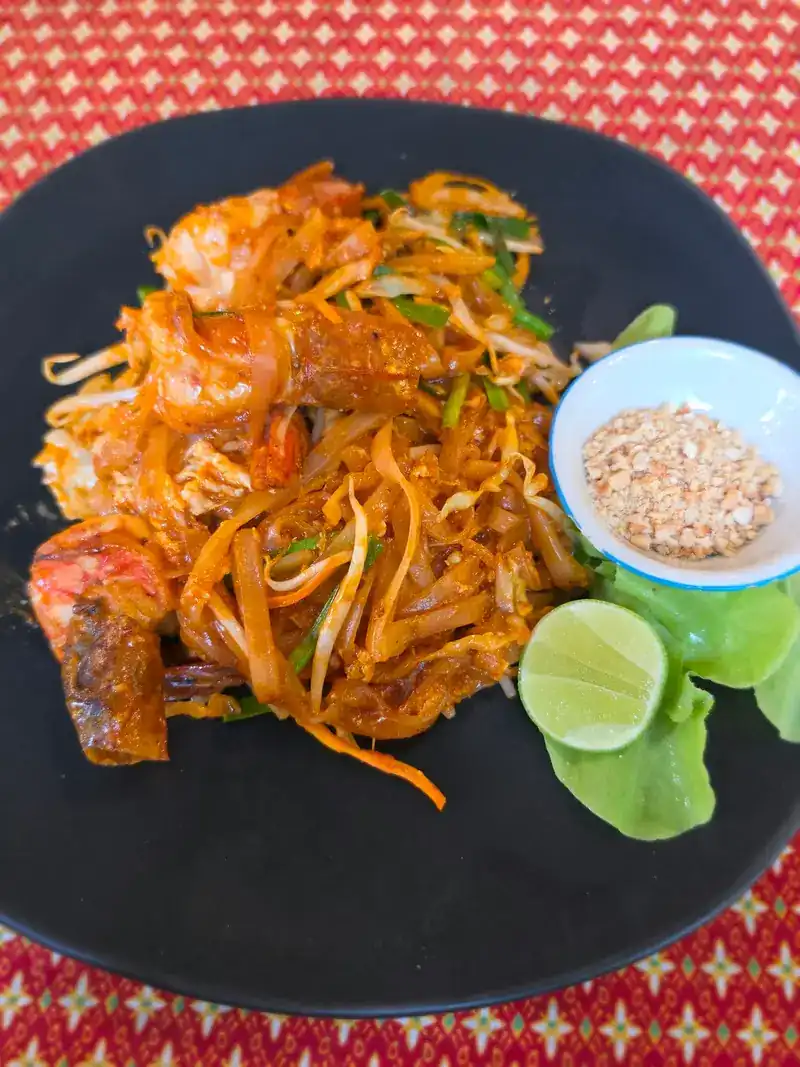 Pad thai with prawns, crushed peanuts and lime