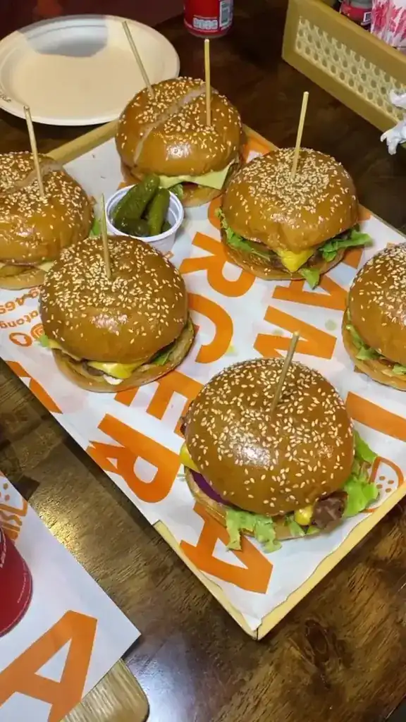 A tray of burgers, each held with a wooden skewer / เบอร์เกอร์เต็มถาด ปักไม้ทุกชิ้น