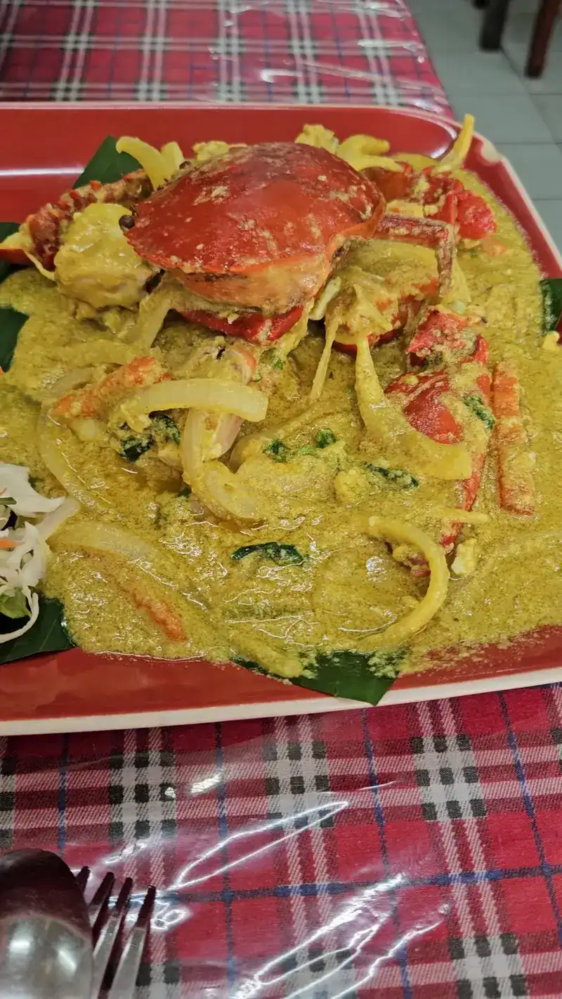 Crab stir-fried in yellow curry with egg and onion / ปูผัดผงกะหรี่กับไข่และหอมใหญ่