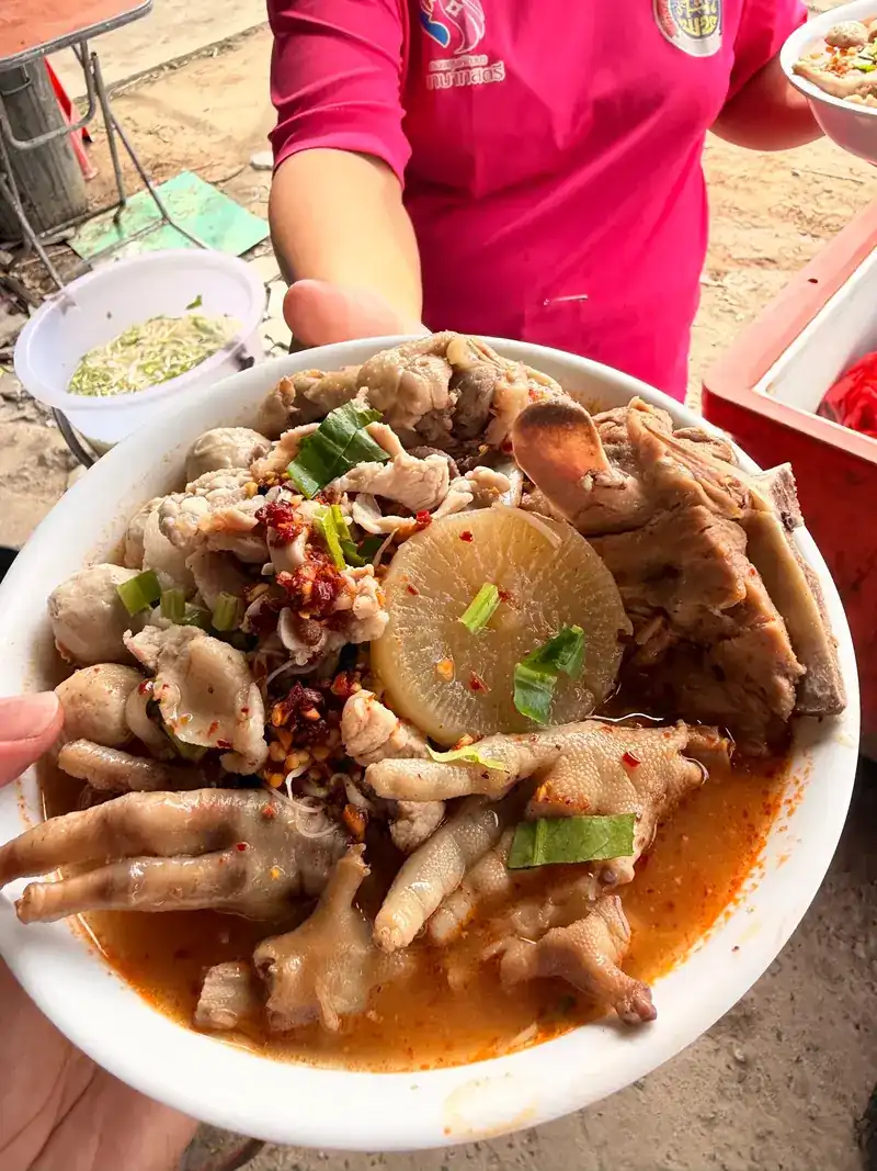 Chicken feet and radish in a red broth